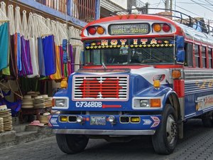 Ein typischer bunter Bus in Antigua.
