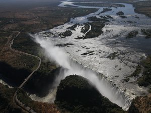 Die Victoria Falls in Botswana fotografiert aus der Luft.