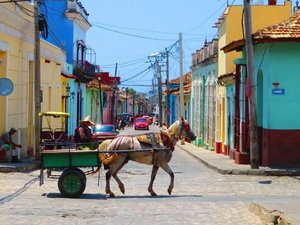 Pferdekutsche in einer bunten Gasse in Kuba