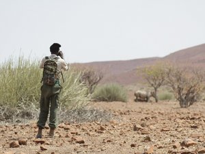 Einheimischer auf Safari beobachtet Nashorn