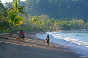 Reiter an einem einsamen Strand in Costa Rica