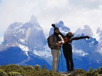 Zwei Wanderer glücklich vor Bergen im  Torres del Paine Nationalpark