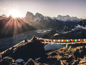 Sonnenuntergang im Himalaya und bunte Gebetsfahnen