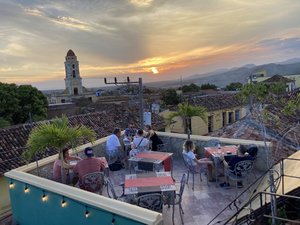 Abendessen auf einer Dachterrasse in Kuba und Sonnenuntergang